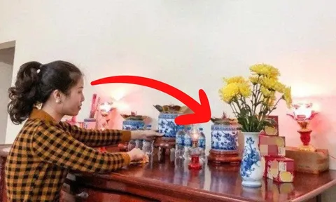 Nên đặt lọ hoa bên trái hay bên phải bàn thờ: Học cách nhà giàu đặt vị trí này để phát lộc