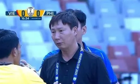 U23 Việt Nam bị thổi phạt gây tranh cãi, HLV Kim Sang-sik nổi giận trên sân