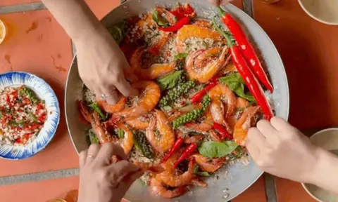 Cách làm món tôm rang muối hột đang "hot trend", nhìn là thèm