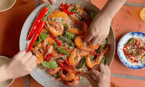 Mẹo làm món tôm rang muối hột thơm ngon: Tôm đỏ au, thịt chắc ngọt, không bị mặn