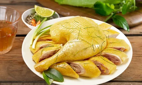 Luộc gà bằng nước lạnh vừa tanh vừa đỏ: Làm theo cách này vàng ươm, da giòn sần sật