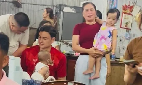Đi ăn ở Tam Kỳ, Đặng Văn Lâm và con trai thu hút sự chú ý
