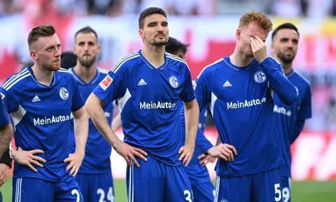 Bi kịch Schalke: Càng khủng hoảng, tình yêu càng bùng cháy