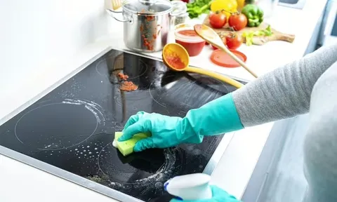 Bí kíp đánh bay mảng bám trên bếp kính mà không làm xước mặt bếp chỉ với 2 nguyên liệu rẻ tiền