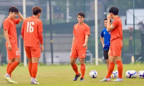 U23 Việt Nam tập sân hở, không có micro trước trận gặp U23 Indonesia