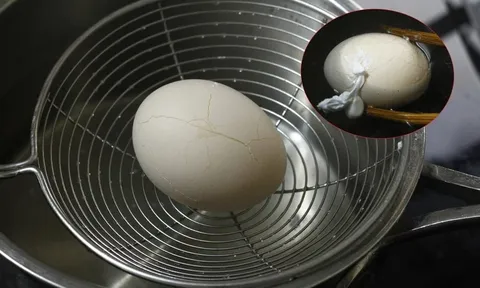 Luộc trứng cùng 1 thứ sẵn có trong bếp, trứng dễ bóc vỏ lại vàng ươm bắt mắt