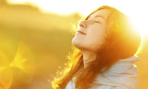 Nghiên cứu mới: Bệnh nhân ung thư kiên trì tắm nắng, sau 6 tháng có 4 cải thiện rõ rệt về sức khỏe
