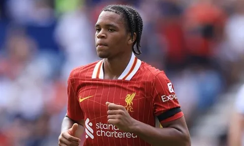 Bình luận viên Sky Sports kinh ngạc với sao mai 16 tuổi của Liverpool