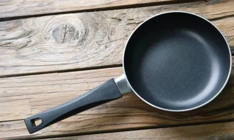 Chảo tróc chống dính đừng vội bỏ, mẹo nhỏ này giúp "hồi sinh" như mới mua