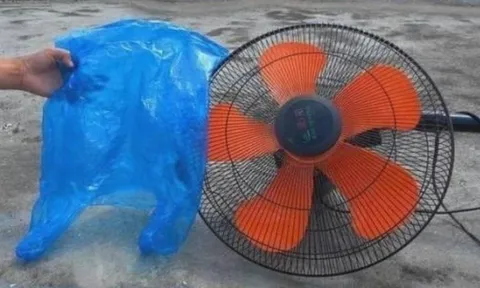 Mẹo dùng túi nilon vệ sinh quạt sạch bong trong 1 phút, không cần tháo khung, ai cũng làm được!