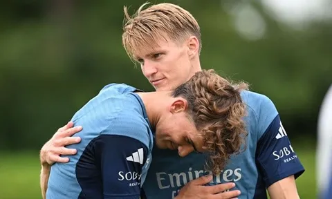 Odegaard dìu dắt hai sao trẻ 15 tuổi của Arsenal