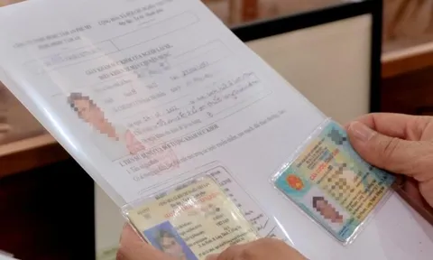 Trong năm 2025, người dân có bắt buộc phải đổi bằng lái xe theo mẫu mới không?
