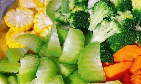 Mẹo luộc rau xanh mướt, không bị nát – Bí quyết giữ nguyên hương vị và giá trị dinh dưỡng