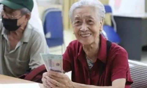 Sau 50 tuổi mới hiểu: Cha mẹ có lương hưu là 5 'phúc khí' vững chắc, con cháu đời sau hưởng trọn