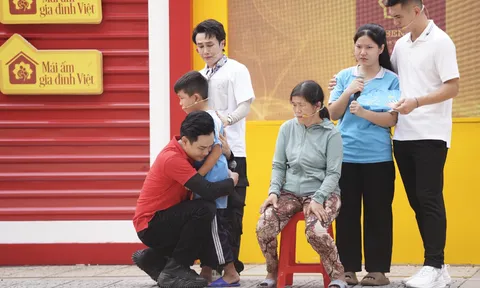 Huỳnh Lập, Tiến Linh trích tiền túi tặng các em nhỏ có hoàn cảnh khó khăn