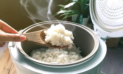 Cơm nguội sẽ không bị thiu nếu cho 1 thứ này khi nấu, mẹo hay nhiều người lại không biết