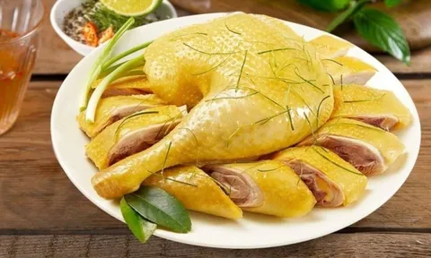 Luộc gà kiểu này, da vàng ươm, thịt ngọt thơm – không còn cảnh tanh đỏ, nước lã nhạt nhẽo