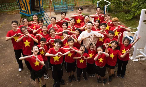 Từ “Yêu nụ cười Việt Nam” đến “Welcome to Vietnam”: Hoàng Bách kể chuyện Tổ Quốc bằng âm nhạc hiện đại