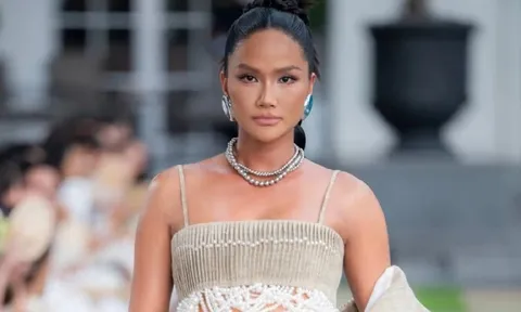 H'Hen Niê gây lo lắng khi catwalk trên giày cao gót dù sắp sinh em bé