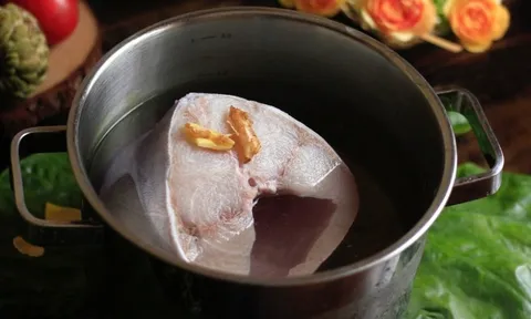 4 sai lầm tai hại khi rã đông cá: Vừa tanh vừa đỏ thịt