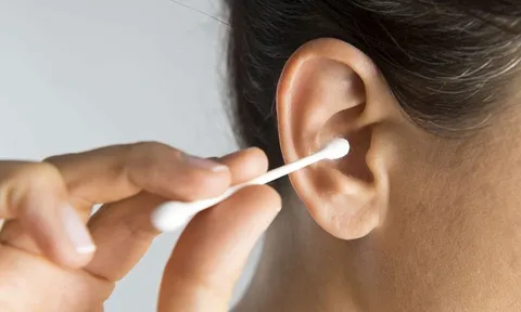 8 hậu quả đáng sợ của thói quen thích ngoáy tai, hãy bỏ ngay