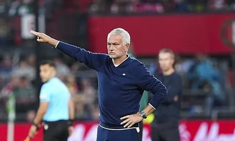 Mourinho tuyên chiến với Feyenoord sau thất bại 1-2: "Chào mừng đến địa ngục Kadikoy"