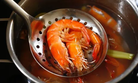 Luộc Tôm cho 1 thìa này vào, tôm đỏ au, ngọt thịt gấp 3 lần