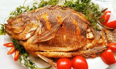 Rán cá chỉ bỏ dầu ăn thôi là dại: Làm thêm bước này cá giòn tan không lo vỡ nát