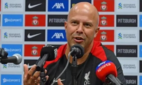 HLV Slot trấn an CĐV Liverpool về hàng thủ