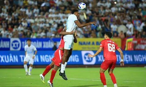 Nam Định 2-3 CAHN: Màn rượt đuổi nghẹt thở; VAR từ chối phạt đền