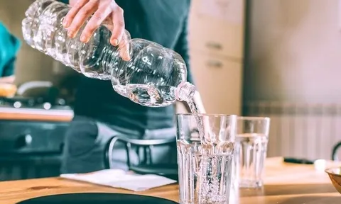 Uống bao nhiêu cốc nước mỗi ngày để thận khỏe, hoạt động tốt?