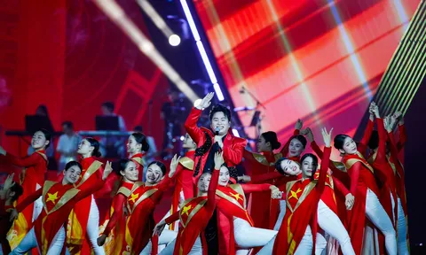Tùng Dương mang “Viết tiếp câu chuyện hòa bình” lên một tầm cao mới tại Concert Quốc gia “Tổ Quốc Trong Tim”