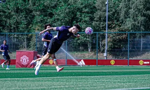 Nhìn Sesko đánh đầu, CĐV MU cảm thán: "Có phải tôi đang nhìn thấy Van Persie?"