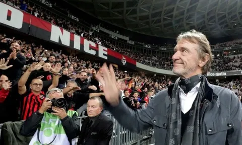 Fan MU hoãn biểu tình phản đối Jim Ratcliffe vì chia rẽ nội bộ