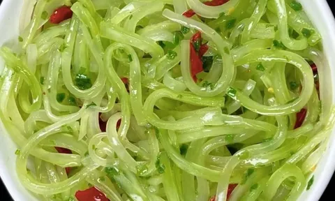 Cách làm Salad Ngó Xuân giòn ngọt, mọng nước và tươi mát, rất thích hợp ăn vào thời tiết nóng bức