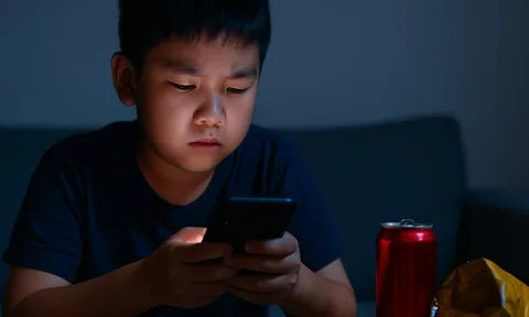 Trẻ xem điện thoại quá 3 giờ/ngày: Nguy cơ bệnh tim tăng 50%, cha mẹ đọc mà giật mình