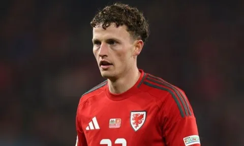 Wrexham phá kỷ lục chuyển nhượng, đóng tân binh thứ 9 Nathan Broadhead