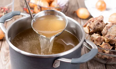 Khi hầm xương, nên mở vung hay đậy vung nồi?