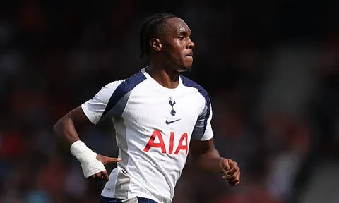Giữa cơn khủng hoảng, Tottenham tìm thấy 'mỏ vàng' mang tên Mathys Tel
