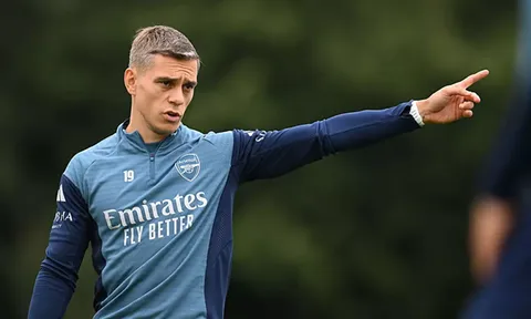 CĐV Arsenal phát hiện manh mối chuyển nhượng quan trọng trước đại chiến Man Utd