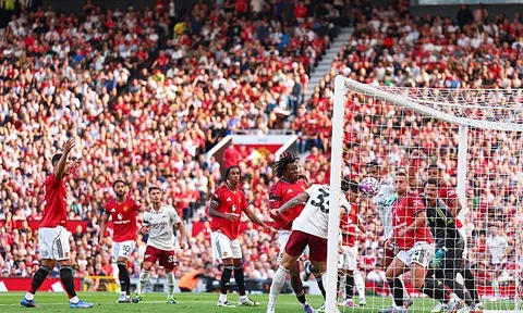 Chuyên gia BBC: "Altay Bayindir thật yếu kém!"