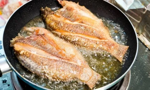 Rán cá siêu giòn: Thêm thứ này vào, da vàng rộm, không bắn dầu, không dính chảo
