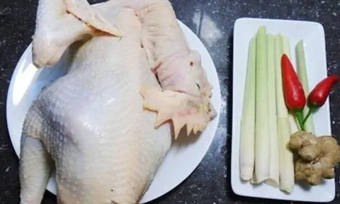 Tuyệt chiêu luộc gà vàng da, thịt ngọt: Không còn tanh, đỏ nhạt với mẹo đơn giản này