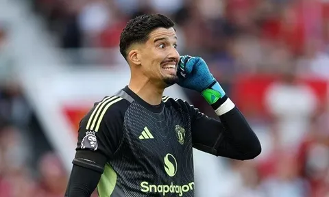 Bayindir bị Neville chê trách sau trận MU - Arsenal