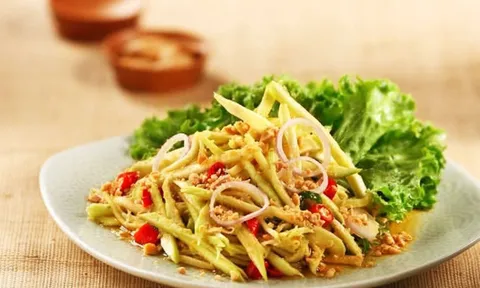 Cách làm gỏi xoài chua cay kiểu Thái càng ăn càng mê mẩn