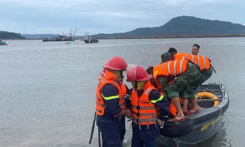 Giông lốc làm lật bè ở Quảng Ninh, 17 người gặp nạn