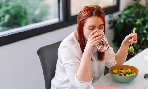 Vừa ăn vừa uống nước: Thói quen vô hại hay ảnh hưởng đến tiêu hóa, sự thật khiến ai nấy ngỡ ngàng