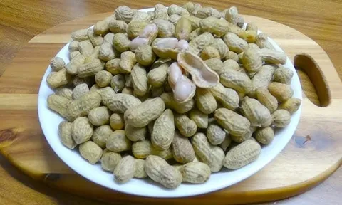 Luộc lạc đừng cho muối, thêm thứ này vào lạc mềm ngọt gấp 3 lần