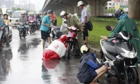 Từ 2025: Dừng xe mặc áo mưa giữa đường có thể bị phạt tới 5 triệu đồng, áp dụng trong trường hợp nào?