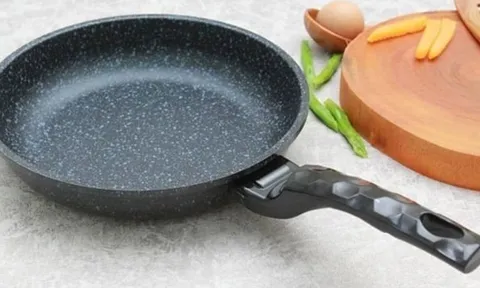 Chảo tróc hết lớp chống dính đừng vội bỏ: Chỉ vài giọt này thôi, chảo cũ sáng bóng như mới